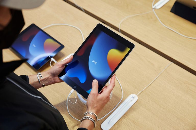 Apple’s 2021 iPad drops back to $299 at Amazon