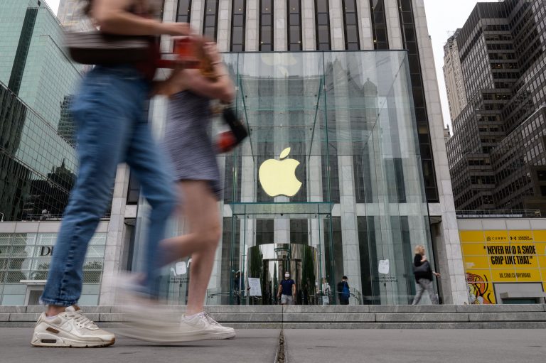 Apple offers $30 million to settle off-the-clock bag search controversy