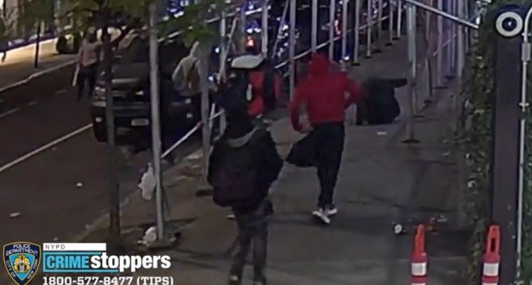 62-Year-Old Man Brutally Attacked, Stabbed and Slashed by Group of ‘Teens’ Near Times Square (VIDEO)