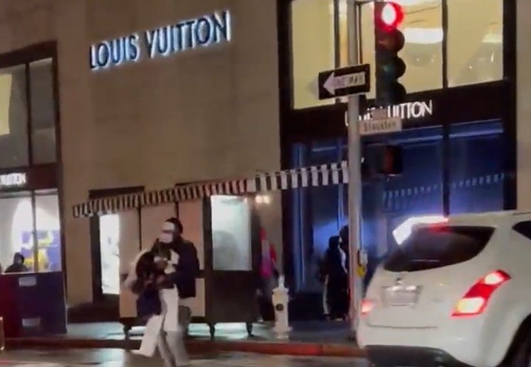 Police Officers Swarm Getaway Car, Drag Suspect Into Street After Thieves Completely Empty Out Louis Vuitton Store in San Francisco (VIDEO)