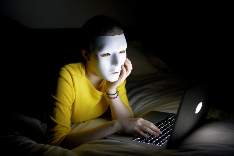 Australia plans laws to make social networks identify trolls