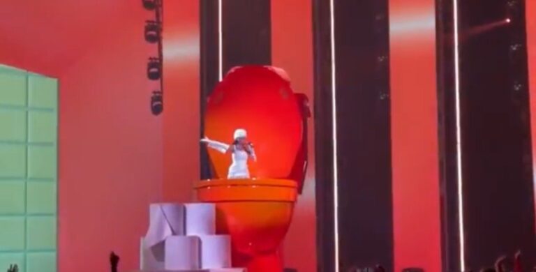 Katy Perry Pops Out of Giant Toilet, Gushes Over Talking Face Mask in Las Vegas Performance (VIDEO)