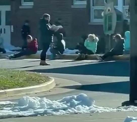 Virginia Elementary School Teacher Holds Class Outdoors in Sub-Freezing Weather