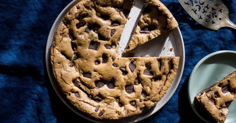 Recipe: Espresso-Chocolate Chunk Cookie Cake