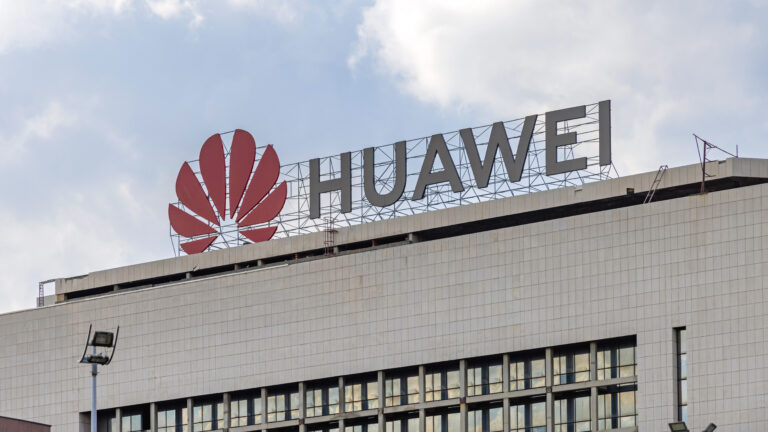 US carriers ask the FCC for $5.6 billion to replace Huawei and ZTE equipment