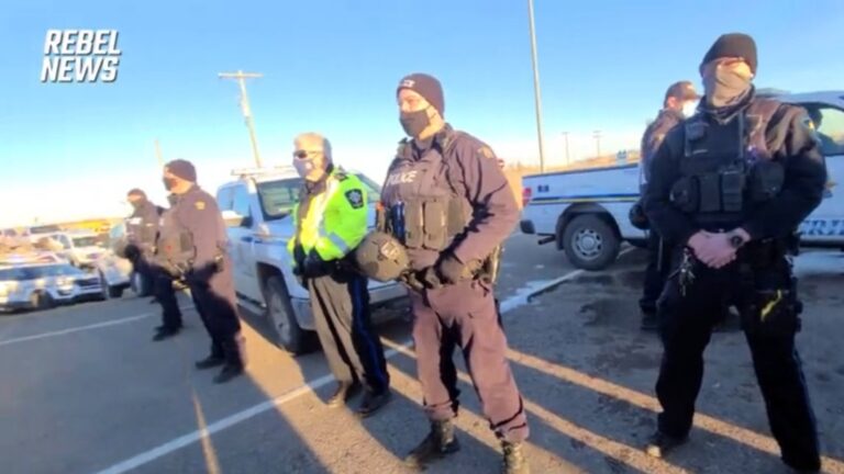 MUST WATCH: Convoy Protesters Near Alberta Border Crossing Unite to Face Down the Police