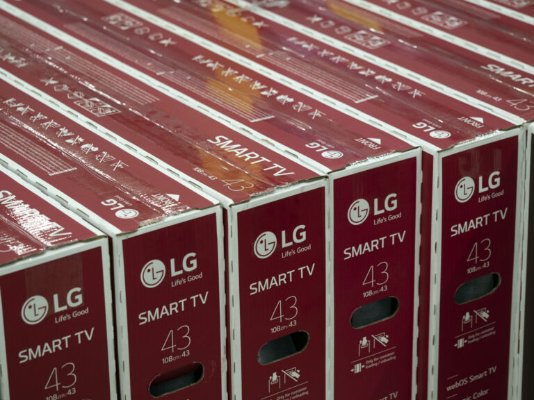 LG halts all shipments to Russia