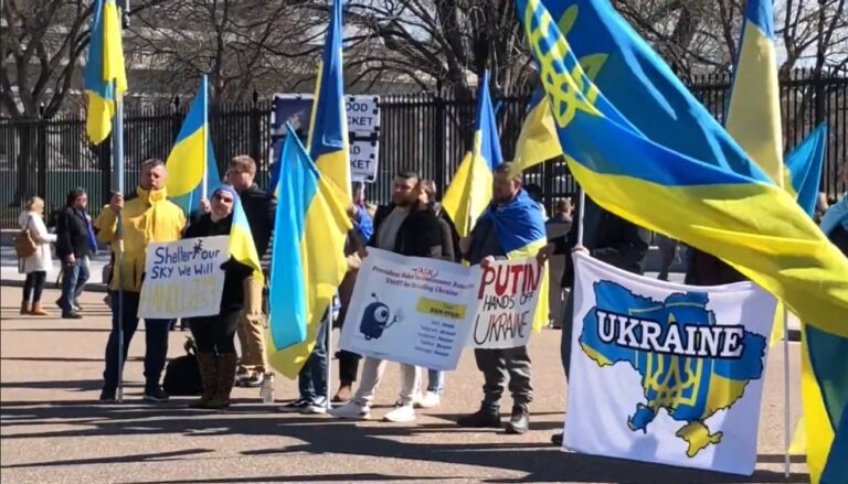 Ukrainian Protesters Surround White House, Demand Biden Stop Russia From Attacking Their Country (VIDEO)