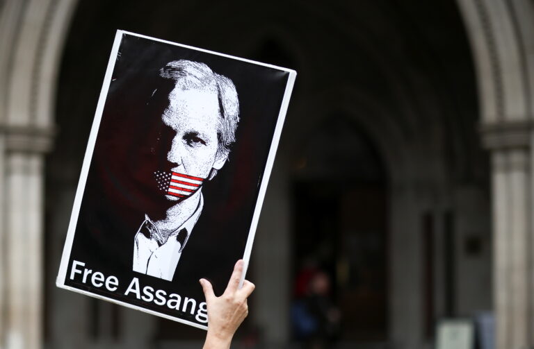 UK court orders US extradition of Julian Assange on espionage charges
