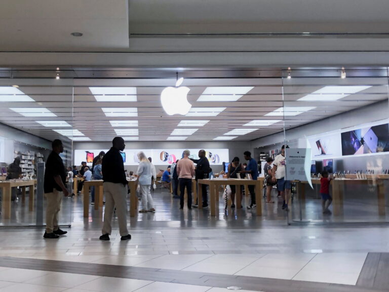 Apple Store employees accuse company of union busting