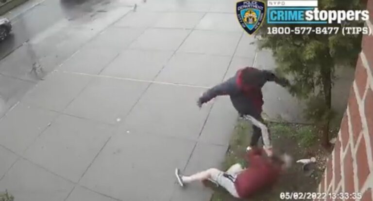 NYC Robbery Suspect Punches Elderly Man to the Ground, Kicks Him in the Face (VIDEO)