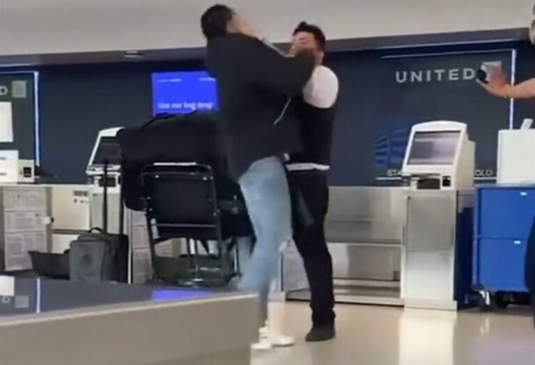 Customer Beats Up United Employee at Newark Airport (VIDEO)